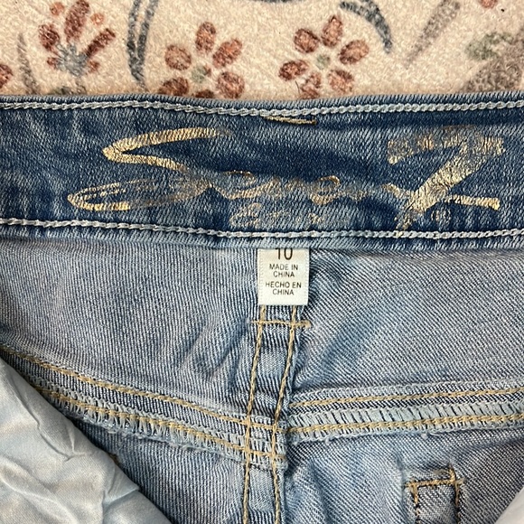 Distressed cutoff shorts - Picture 3 of 5